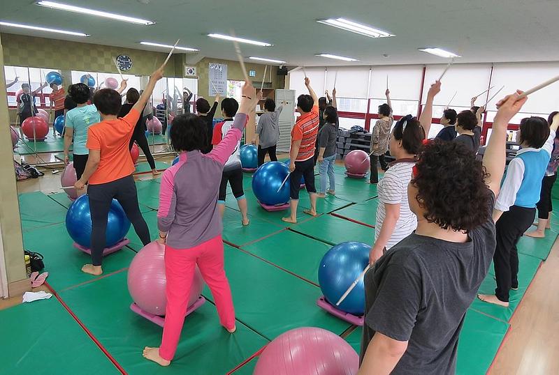 3서구_가좌건강생활지원센터,_‘짐볼난타’_교실_운영.jpg 이미지