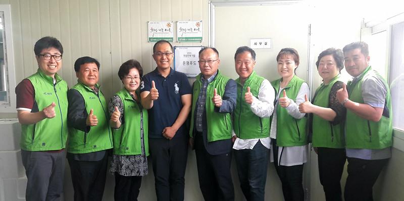 3서구_검단1동_지역사회보장협의체,_희망나눔이웃_‘온맘푸드’_방문_후_감사_인사_전달.jpg 이미지