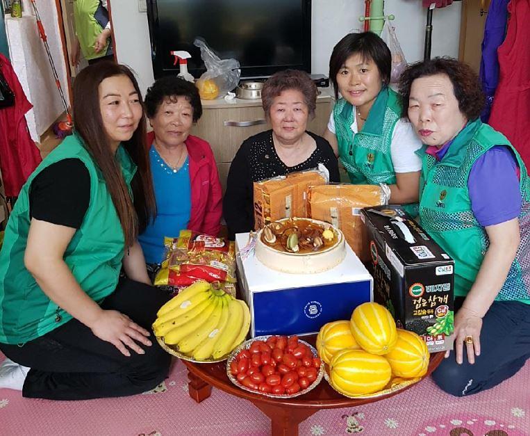 3서구,_석남2동_새마을부녀회_독거어르신_생신상_차려드리기_행사.jpg 이미지