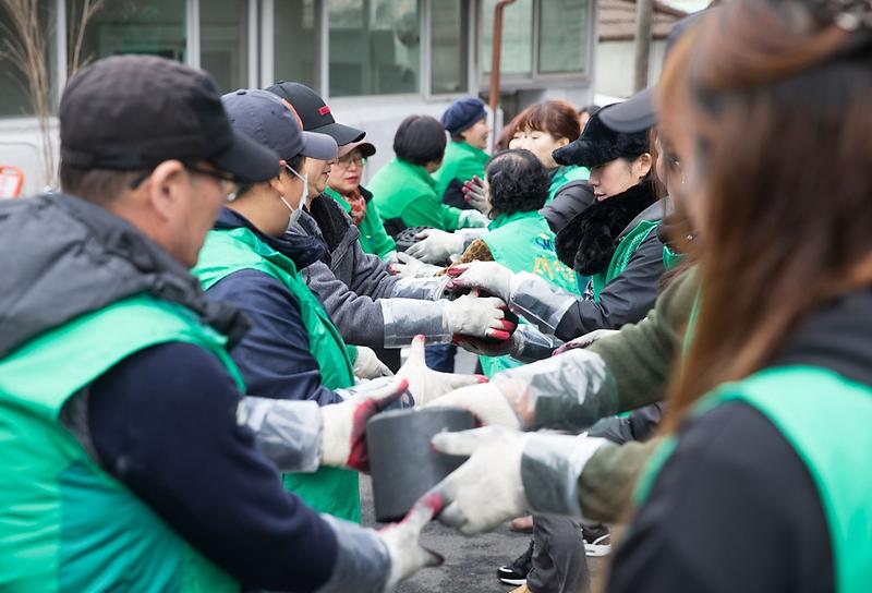 3서구새마을회,_‘사랑의_연탄나누기’_행사_(3).jpg 이미지
