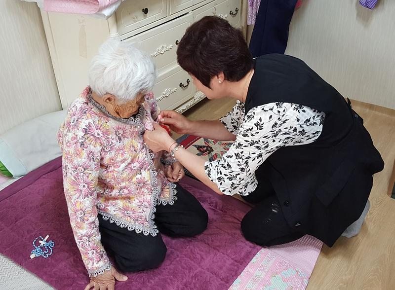 4서구,_가정2동_어버이날_맞이_사랑의_카네이션_달아드리기_행사_진행.jpg 이미지