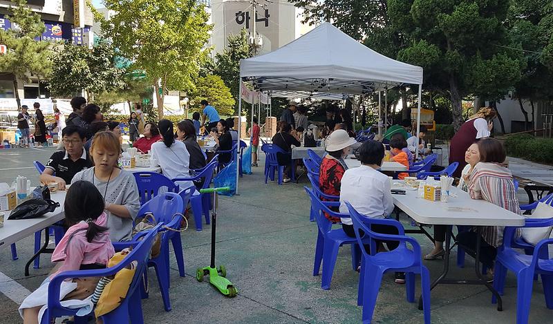 4서구_가정2동지역사회보장협의체,_더불어_함께하는_‘사랑의_바자회’_개최_(1).jpg 이미지