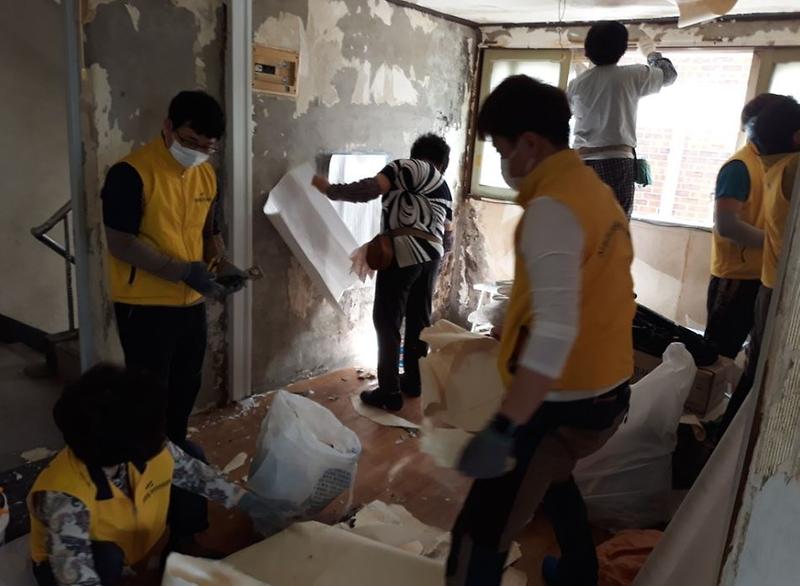 4서구_신현원창동,_지역사회보장협의체·주민자치위원회_집수리_자원봉사_실시_(2).jpg 이미지