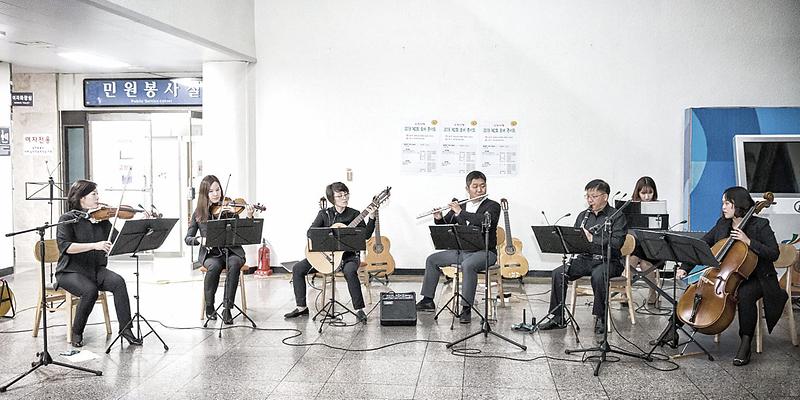 4서구청_로비를_가득_채운_힐링의_선율.jpg 이미지