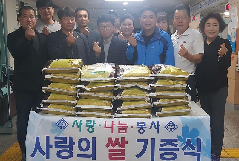 4서구청년회,_신현원창동에_‘사랑의_쌀’_전달.jpg 이미지