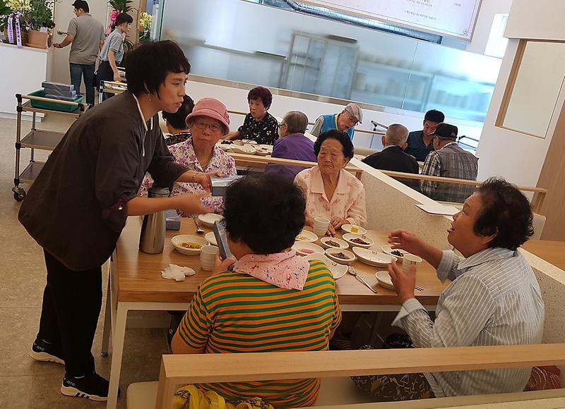 5어르신_건강하세요~_경로당_어르신,_식사_나들이~.jpg 이미지