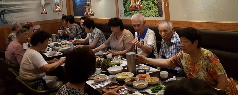 5서구_가정1동_비금,_어르신들에_따뜻한_식사_대접.jpg 이미지