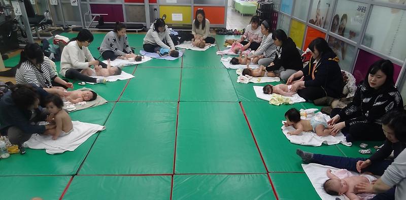 5서구_가좌건강생활지원센터,_“베이비_마사지_교실”운영_(1).jpg 이미지