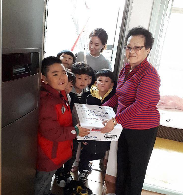 5서구_석남어린이집,_‘사랑의_라면’_전달_(2).jpg 이미지