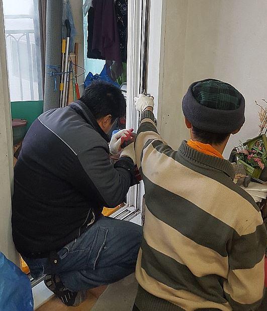 6당하동_지역사회보장협의체,_보조안전손잡이_설치_지원.jpg 이미지