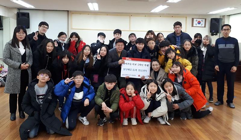 7서구_천마초_학생,_석남3동에_이웃돕기_성금_전달.jpg 이미지