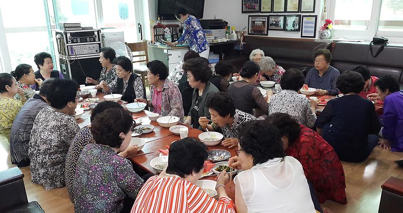 7서구_가좌2동_동발전협의회,_건강한_여름나기_‘삼계탕_대접’.jpg 이미지