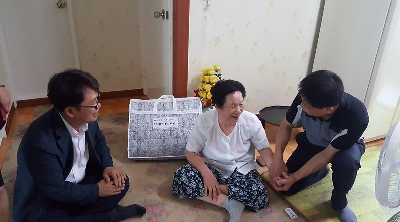 7서구_가좌4동지역사회보장협의체,_어르신께_여름이불_전달.jpg 이미지