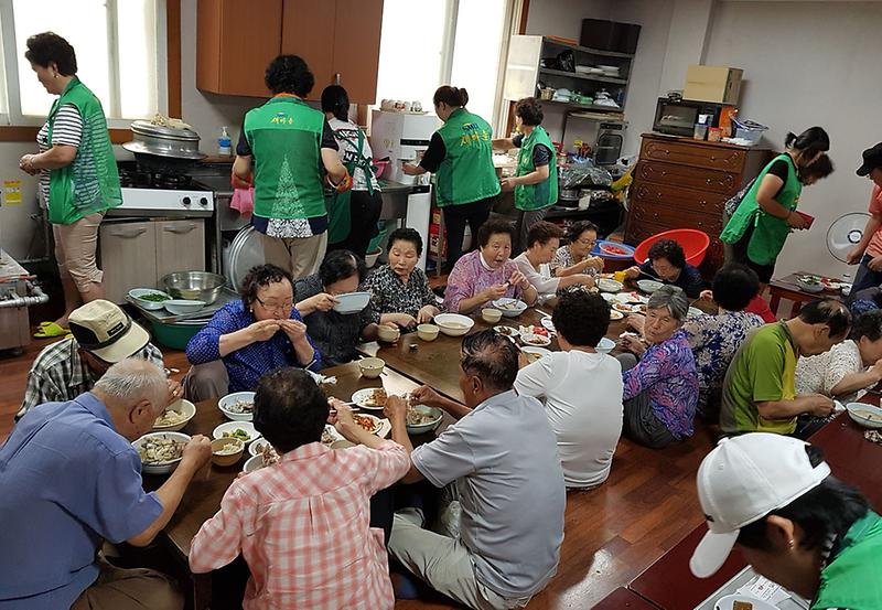 7서구_석남2동_새마을부녀회,_어르신들에게_초복맞이_삼계탕_대접.jpg 이미지