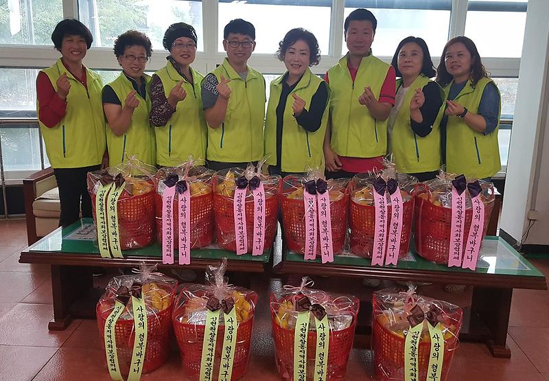 7신현원창동,_저소득_가정에_‘행복_가득_사랑의_바구니’_전달.jpg 이미지