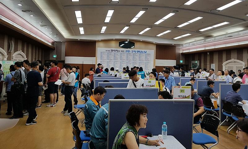 8서구,_2018년_경력직을_위한_구인․구직_만남의_날_성료.jpg 이미지