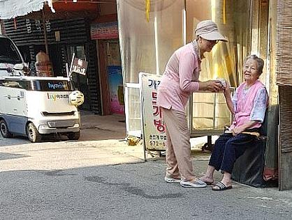 8서구_가정1동,_홀몸어르신께_야쿠르트_배달.jpg 이미지