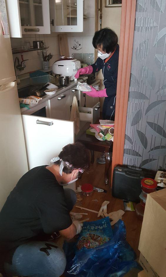 8서구,_가정2동_지역사회보장협의체_복지사각지대_발굴_대상자_집_청소.jpg 이미지