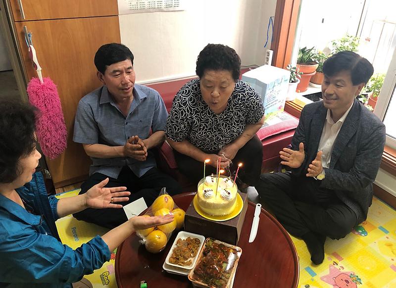 8서구_가좌1동,_‘어르신_생신상_차려드리기’_사랑나눔_봉사활동.jpg 이미지