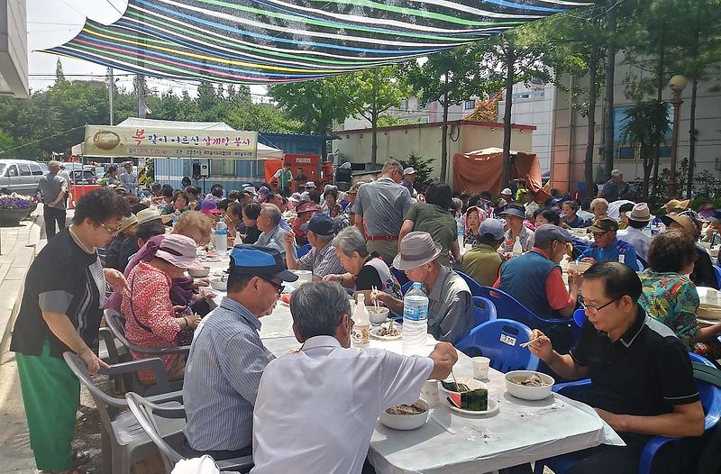 8서구_검암경서동_새마을협의회․부녀회,_복맞이_삼계탕_대접.jpg 이미지