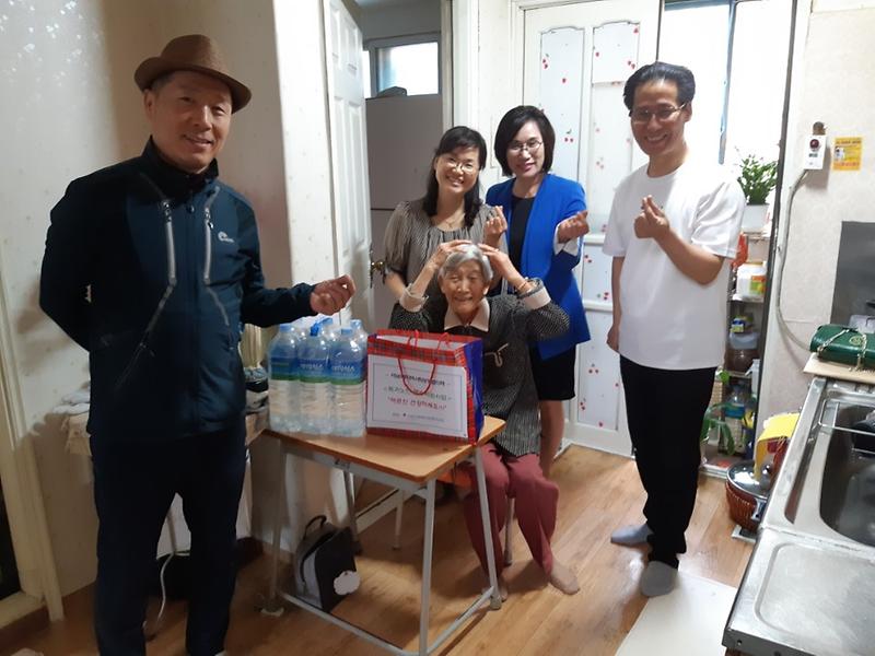 8서구_석남3동_지역사회보장협의체,_독거노인_생수_지원_사업_전개.jpg 이미지