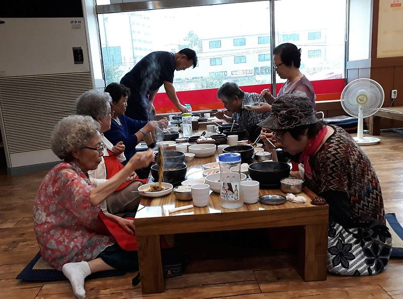 8서구_원당동,_지역사회보장협의체_독거노인_식사_대접.jpg 이미지