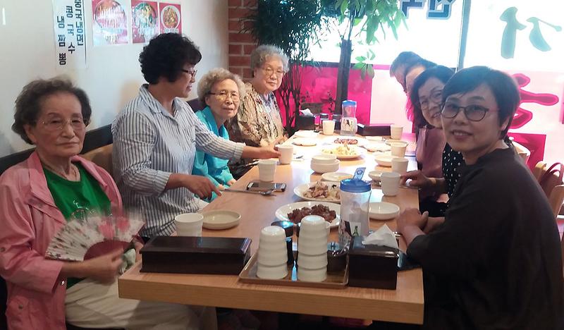 9서구_원당동_지역사회보장협의체,_독거노인_식사대접.jpg 이미지