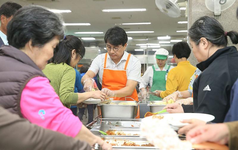 ‘한가위_온정_나눔’_이재현_서구청장_사회복지시설_방문1.jpg 이미지