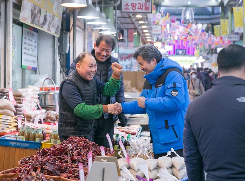 강범석_서구청장,_설_명절맞이_전통시장_방문.jpg 이미지