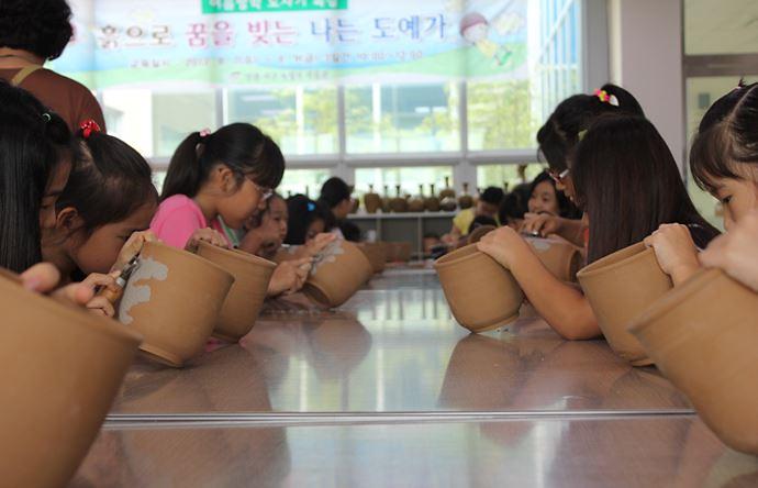 녹청자박물관,_겨울방학_도자기특강_“재미있는_나만의_도자기_만들기”.jpg 이미지