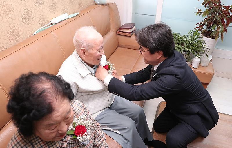1이재현_서구청장,_장수어르신께_감사의_카네이션_전달1_(1).jpg 이미지