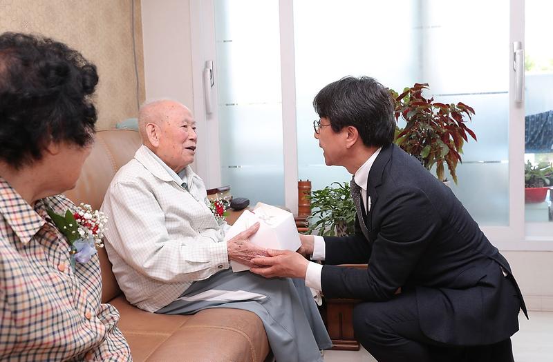 1이재현_서구청장,_장수어르신께_감사의_카네이션_전달1_(3).jpg 이미지