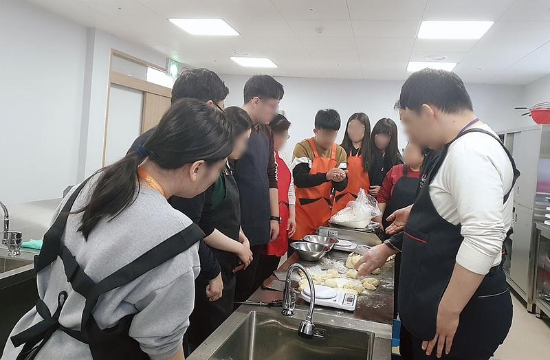1서구,_장애와_비장애_함께_사는_세상_만든다__센터에서요리수업중인이용자.jpg 이미지