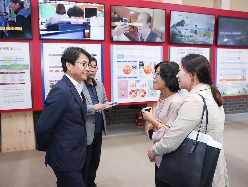 1서구_‘지역화폐_서로e음’,_‘산업통상자원부_장관상’_영예2__서로e음을_홍보하는_이재현_서구청장.jpg 이미지