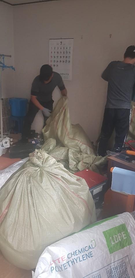 1서구,_무연고_기초생활수급자_사후지원서비스_훈훈-유류폐기물처리진행사진.jpg 이미지