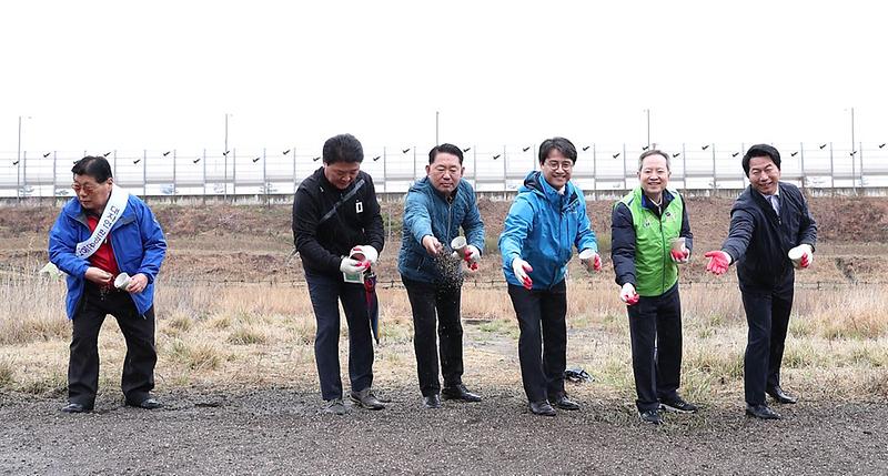 1서구,_심곡천_명품_꽃길_시범거리_조성_나서...3.jpg 이미지