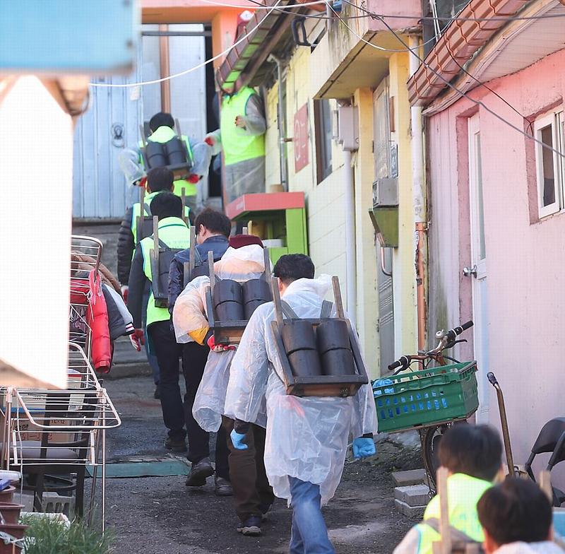 2서구,_‘사랑의_연탄_봉사_나눔_행사’_실시_(3).jpg 이미지