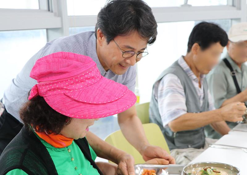 3㈜선봉식품,_어르신_초청_건강담은_삼계탕_봉사.jpg 이미지