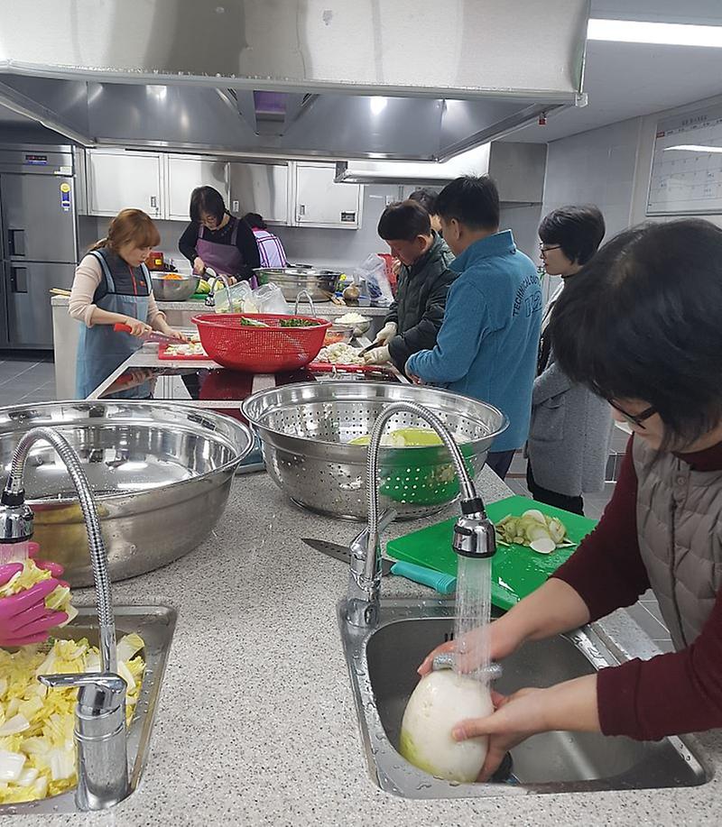 3가좌2동,_‘공유부엌’에서_‘사랑의_밑반찬_나눔_봉사’_(1).jpg 이미지