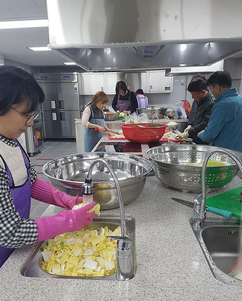 3가좌2동,_‘공유부엌’에서_‘사랑의_밑반찬_나눔_봉사’_(2).jpg 이미지