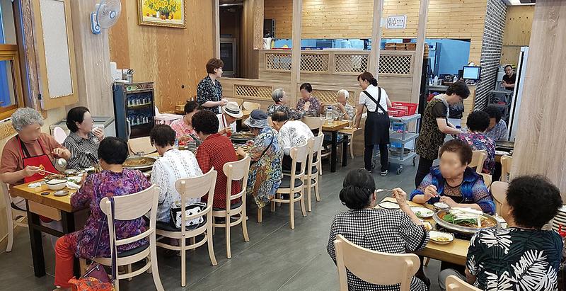 3가좌3동_참이맛감자탕,_홀몸_어르신_식사대접_훈훈.jpg 이미지