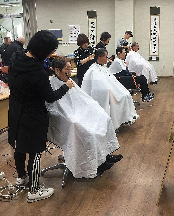 3서구_가좌1동_바르게살기운동위원회,_이·미용_봉사_(1).jpg 이미지