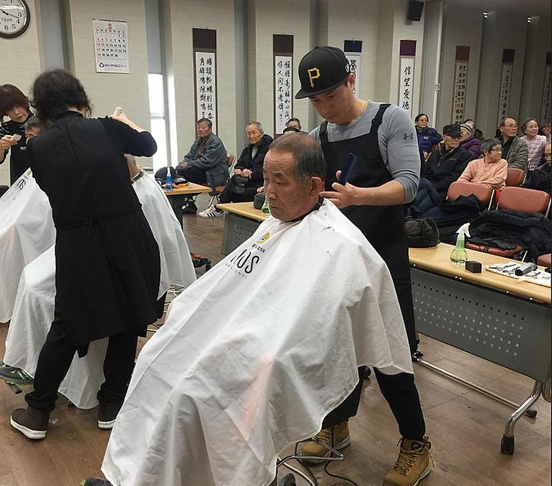 3서구_가좌1동_바르게살기운동위원회,_이·미용_봉사_(2).jpg 이미지