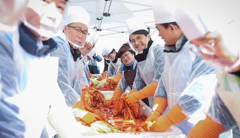 3서구_사회공헌_기업,_김장_대축제_개최_(2).jpg 이미지