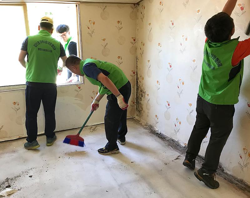 4검단동,_사례관리_대상자_가정_대청소_실시_(1).jpg 이미지