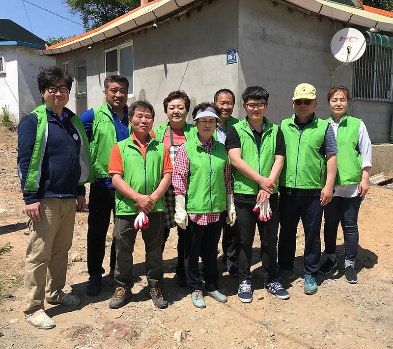 4검단동,_사례관리_대상자_가정_대청소_실시_(2).jpg 이미지