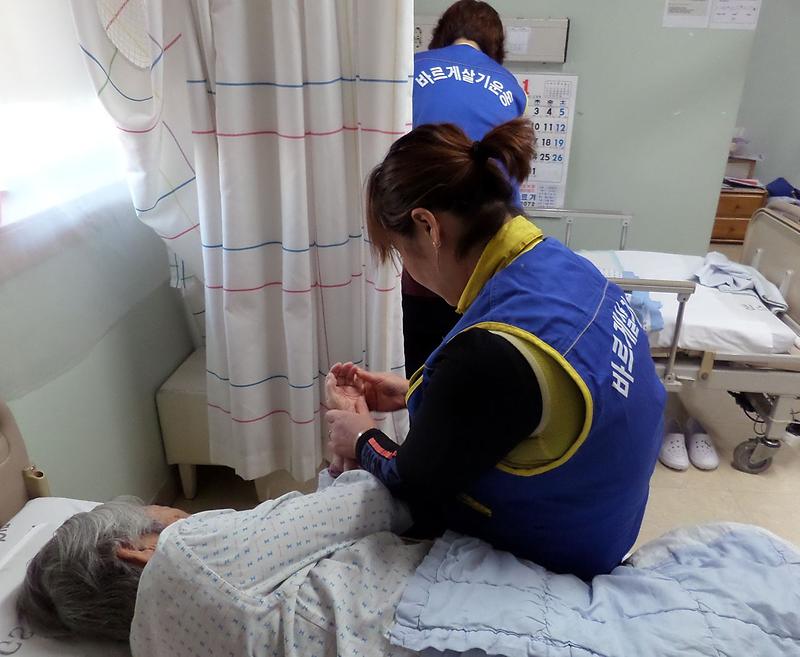 4석남1동_바르게살기위원회,_어르신_안마·목욕봉사_(1).jpg 이미지