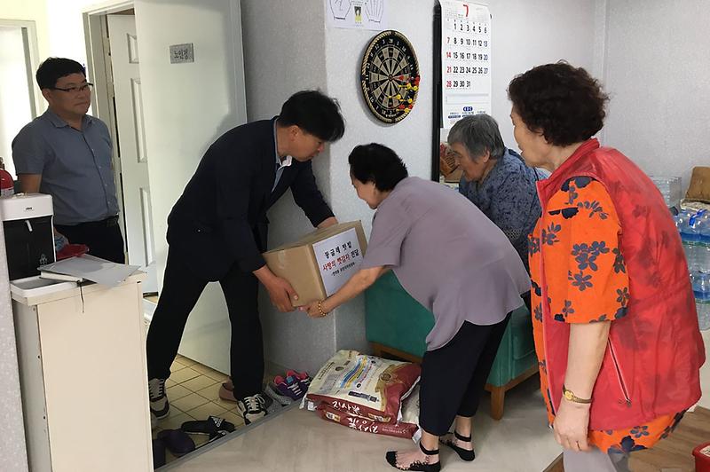 4연희동,_둥글레_텃밭_‘사랑의_햇감자’_전달_(2).jpg 이미지