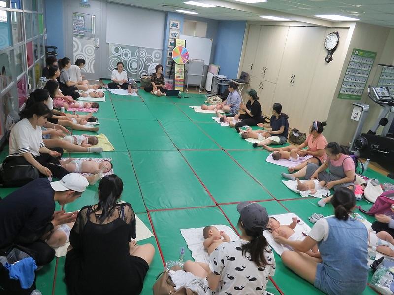5가좌건강생활지원센터,_베이비마사지_교실_운영.jpg 이미지