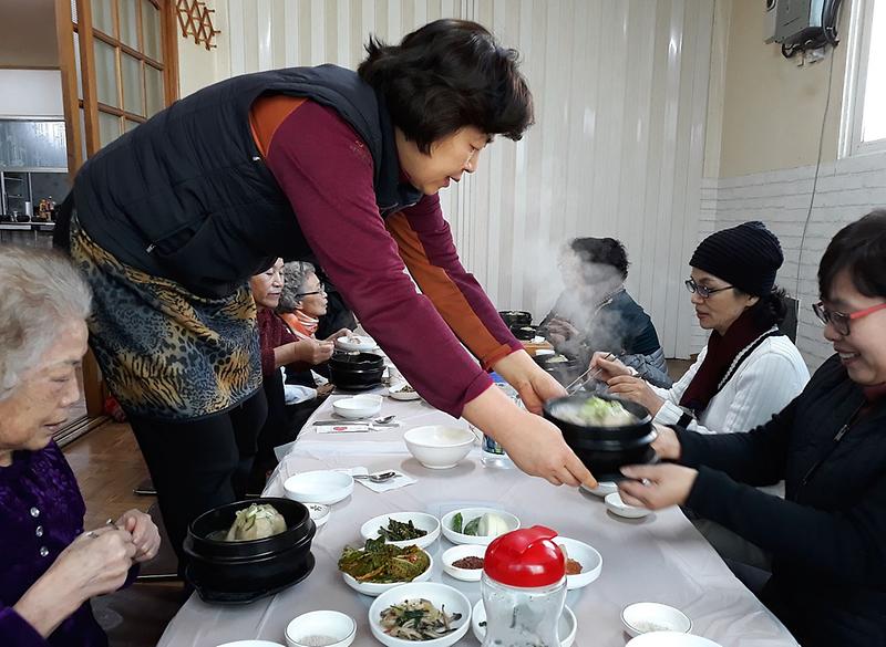 5원당동_지역사회보장협의체,_‘삼계탕_식사’_대접.jpg 이미지